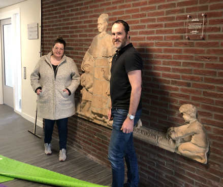 Loes Mamczijk, bewoonster en Ivo Ketelaars, projectleider Area onthulden het ornament